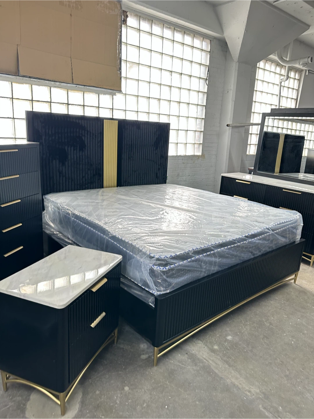 4 PC queen bed frame mirror dresser nightstand - photo 4