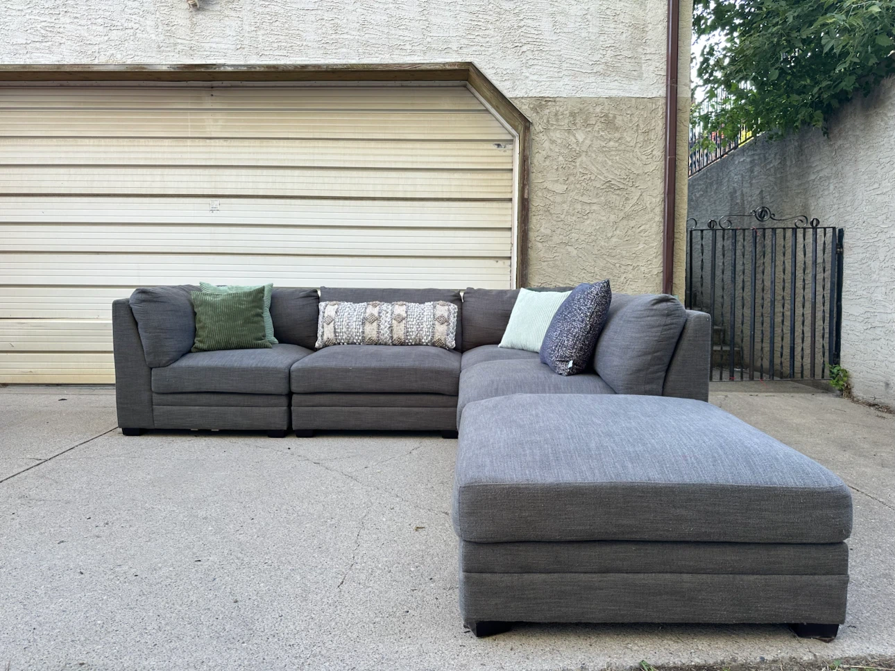 Thomasville Costco 5-Piece Modular Sectional + Ottoman – Grey - photo 5