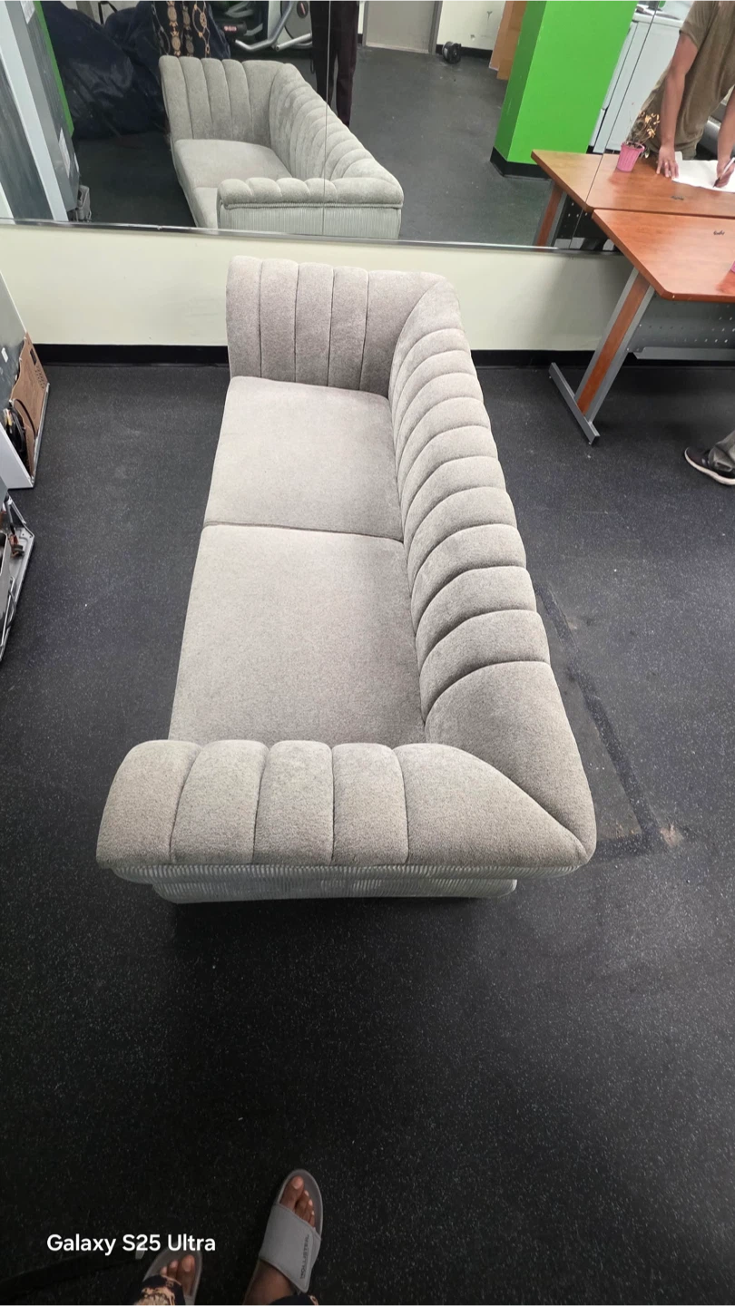 Like New 3-Seater Sofa – Light Grey – Excellent Condition - photo 3