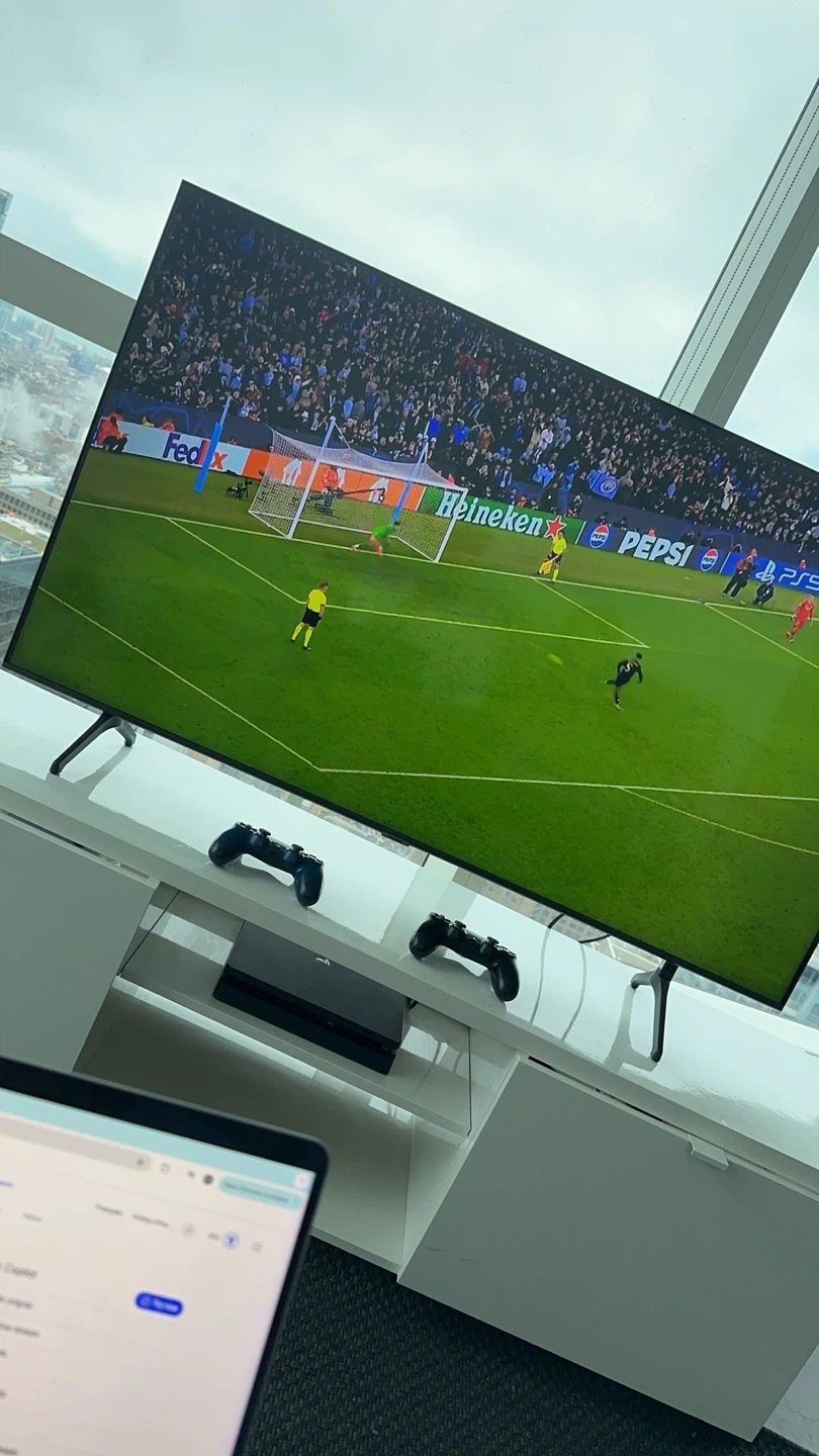 Samsung 55” Crystal UHD 4K Smart TV- Excellent Condition!! - photo 3