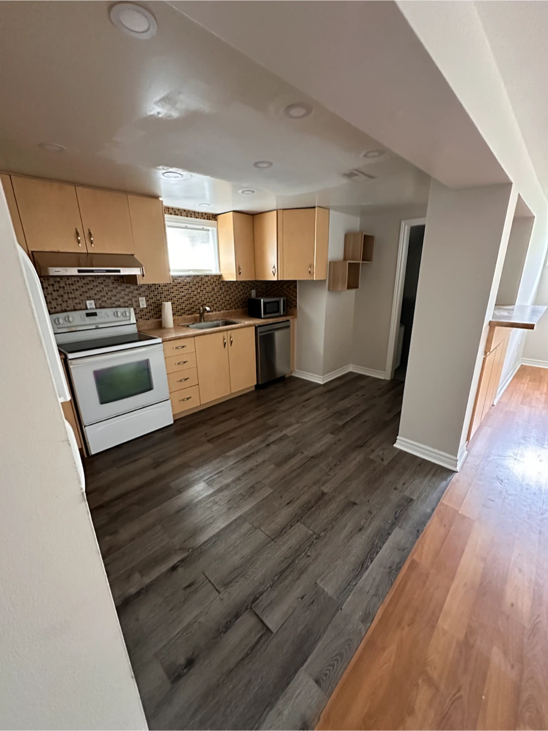 Bright 1BR Walkout • Parking • 30 Mins to Downtown • Sept. 1 - photo 4