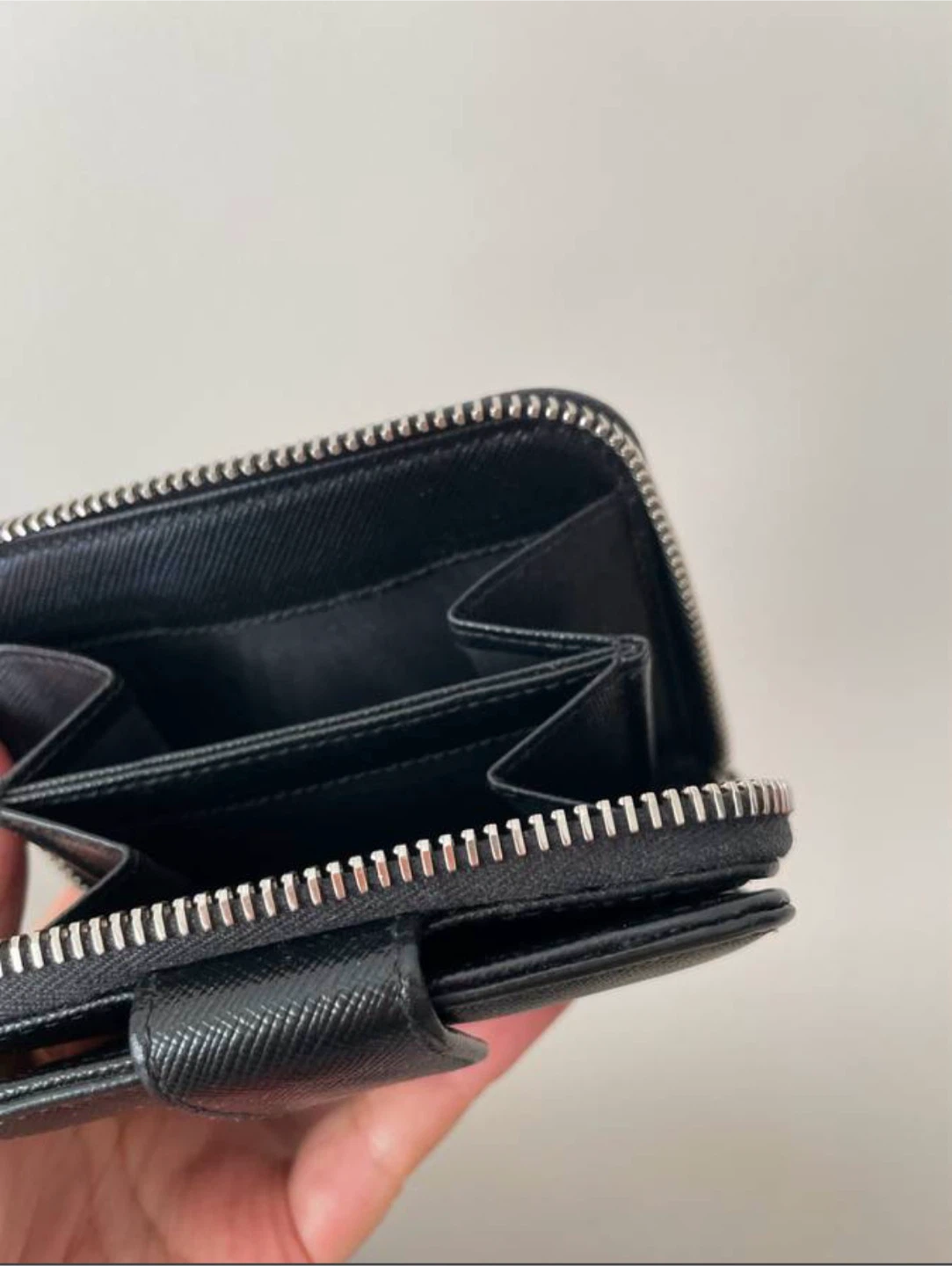 Authentic Prada saffiano leather wallet - photo 4