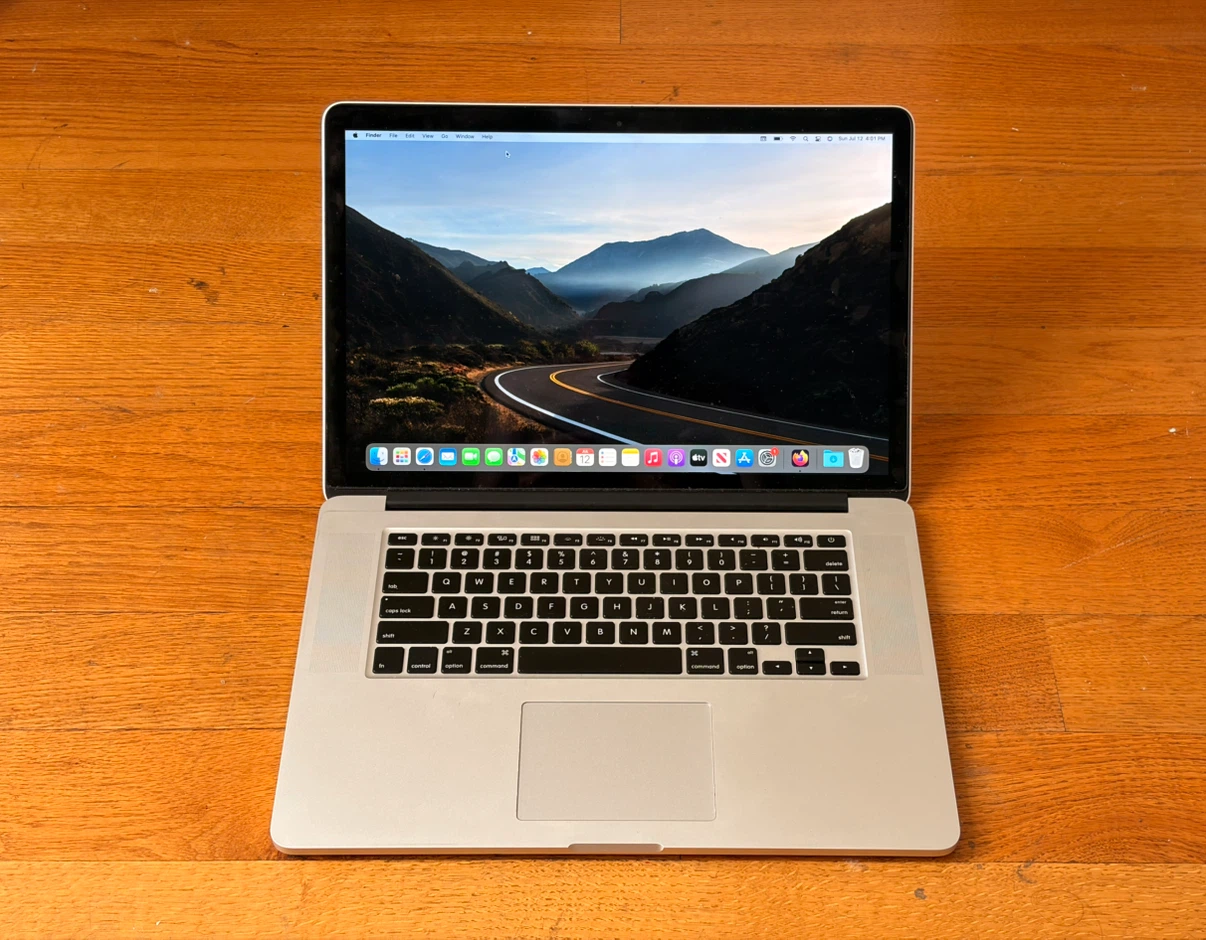 MacBook Pro (Retina, 15-inch, Mid 2015) — 250GB / i7 / 16GB