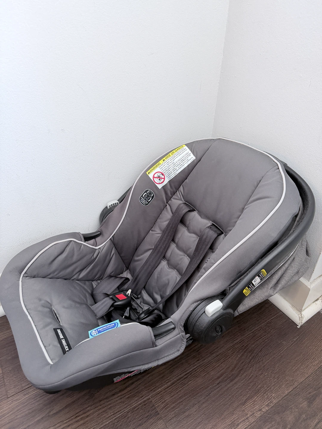 Graco Infant Car Seat with base - photo 2