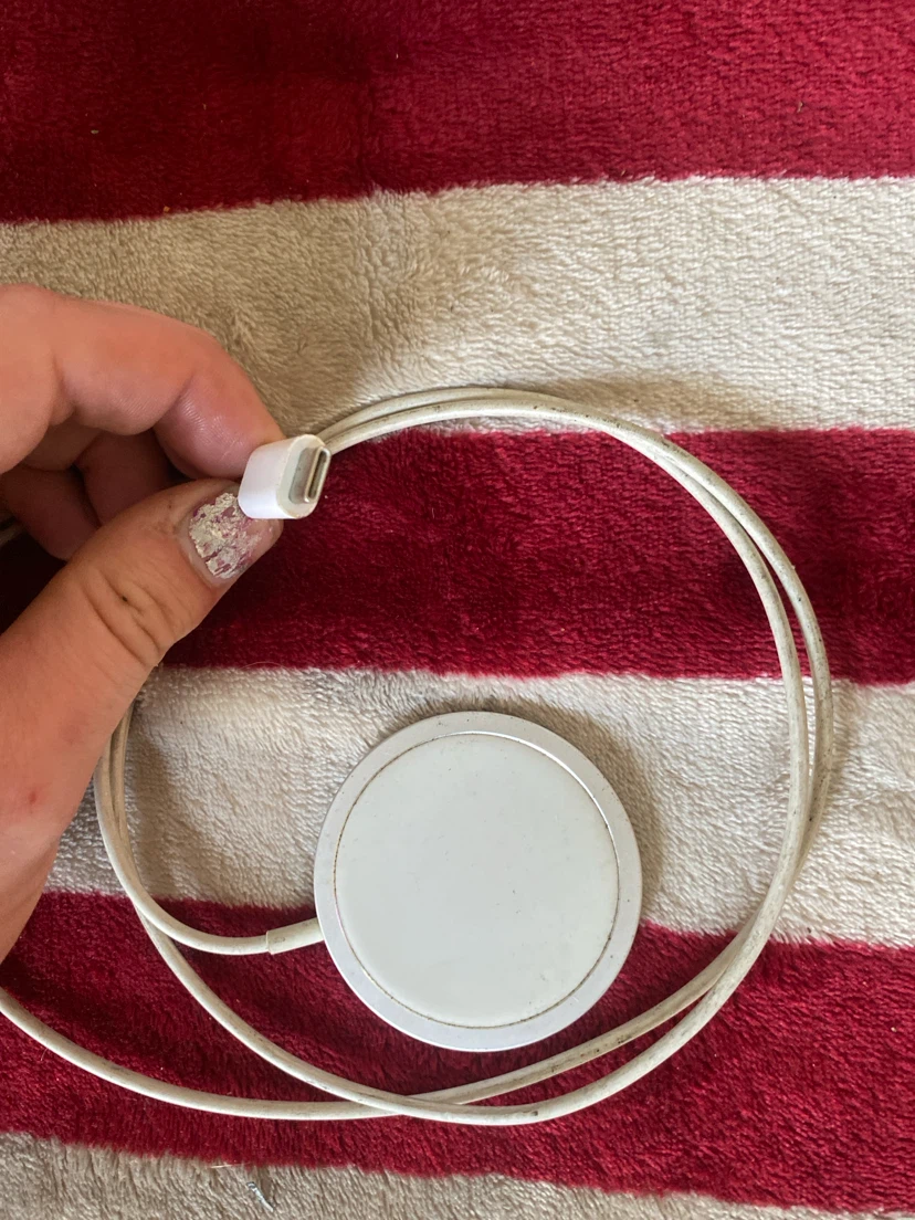 White Magnetic Wireless Charger with USB-C Cable