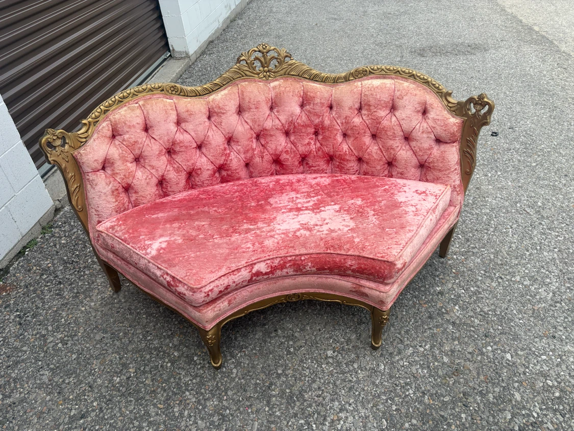 Free delivery used Vintage Pink Settee - photo 3