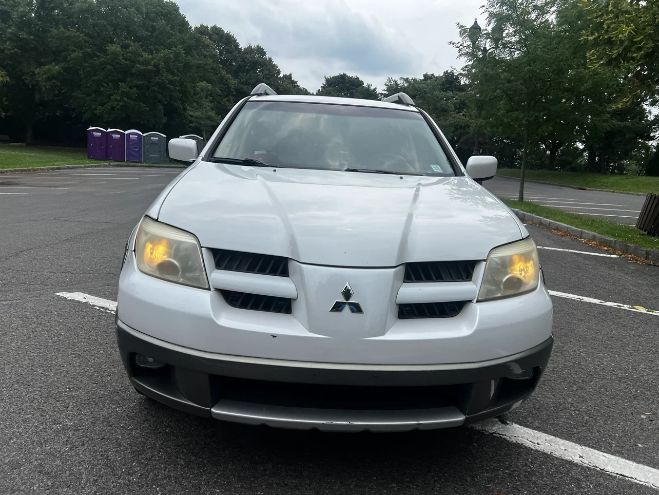2005 White Mitsubishi Outlander
