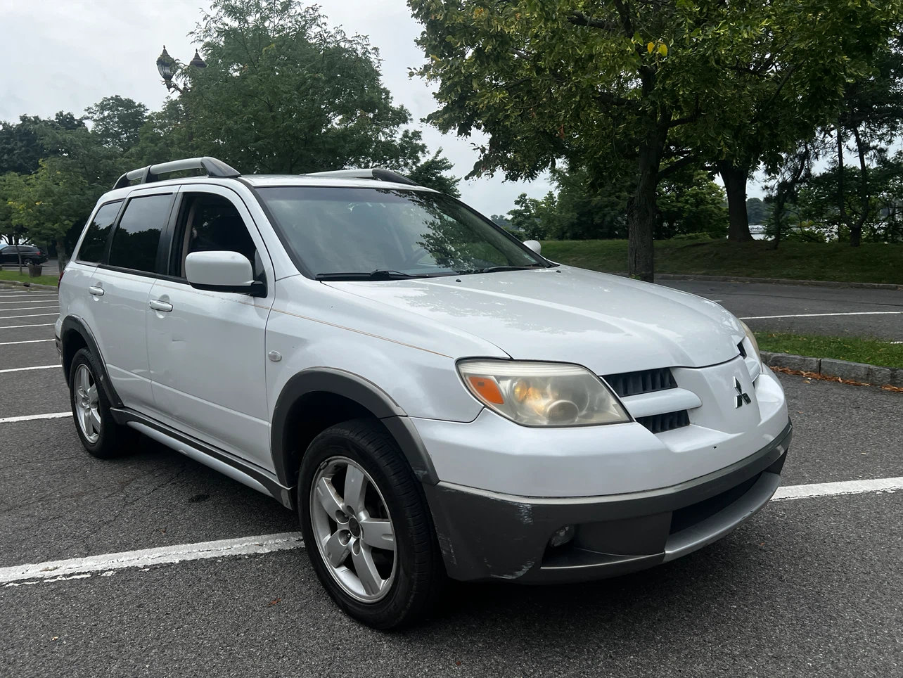 2005 White Mitsubishi Outlander - photo 2