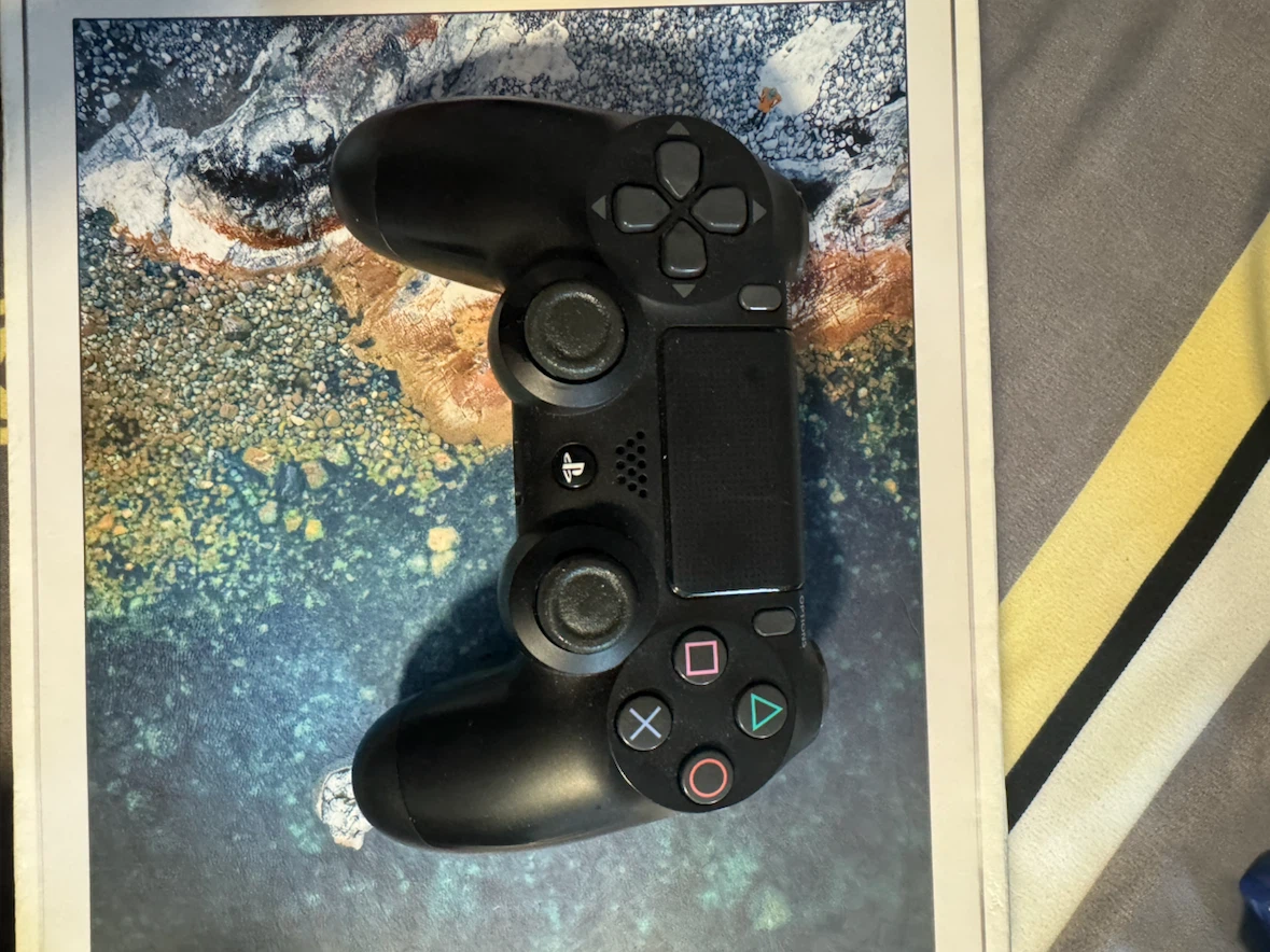 PS4 Controller + 3 Games