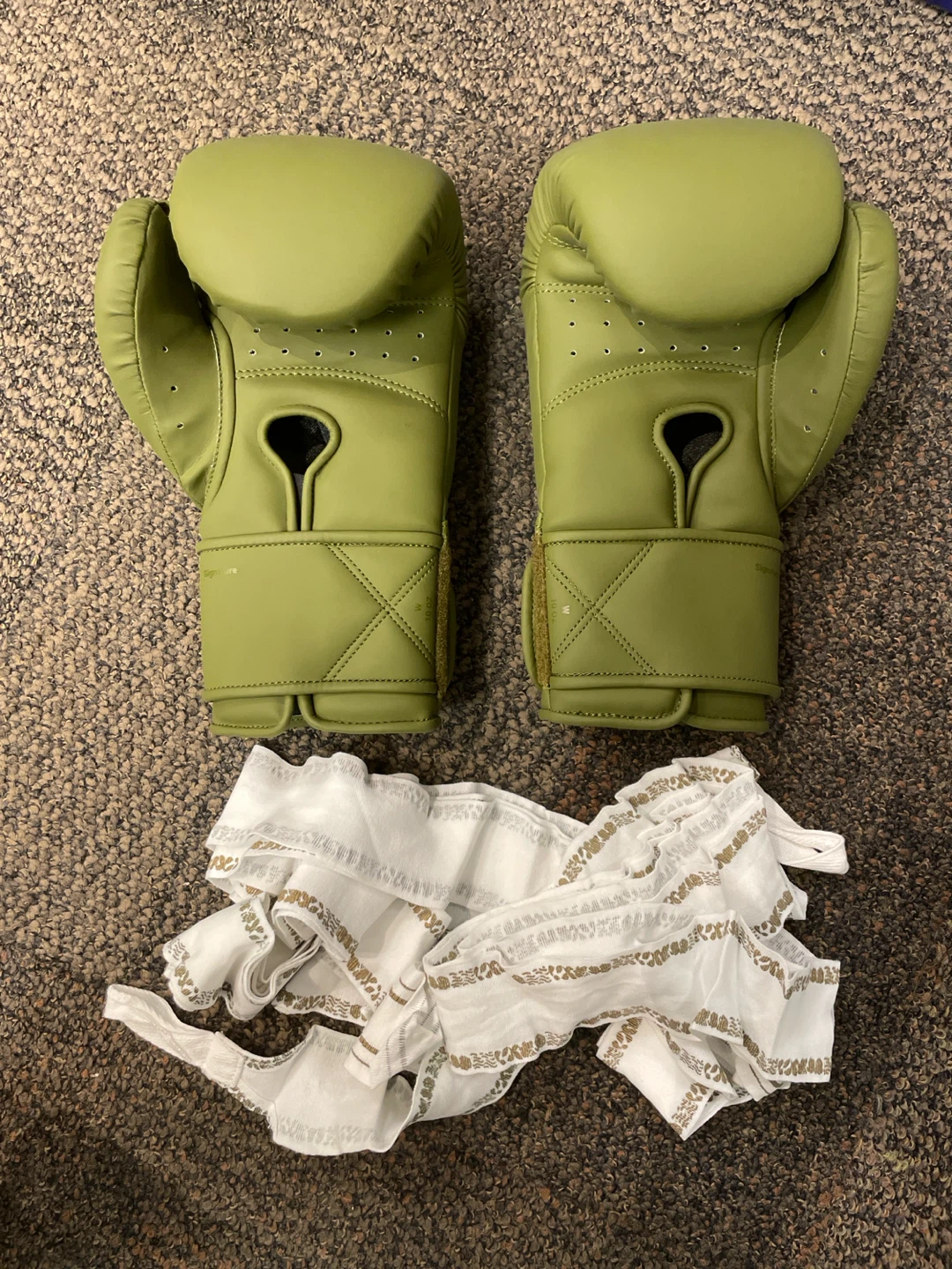 LILJIL boxing gloves with hand wraps