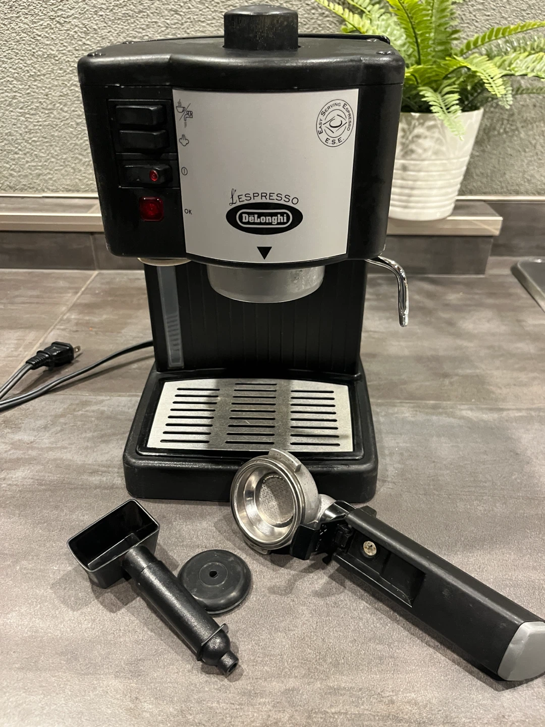 Delonghi manual espresso machine with steamer