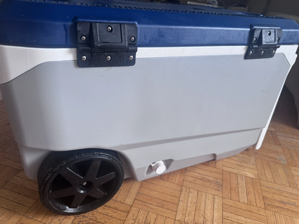Igloo Latitude 90 Roller Cooler - photo 5