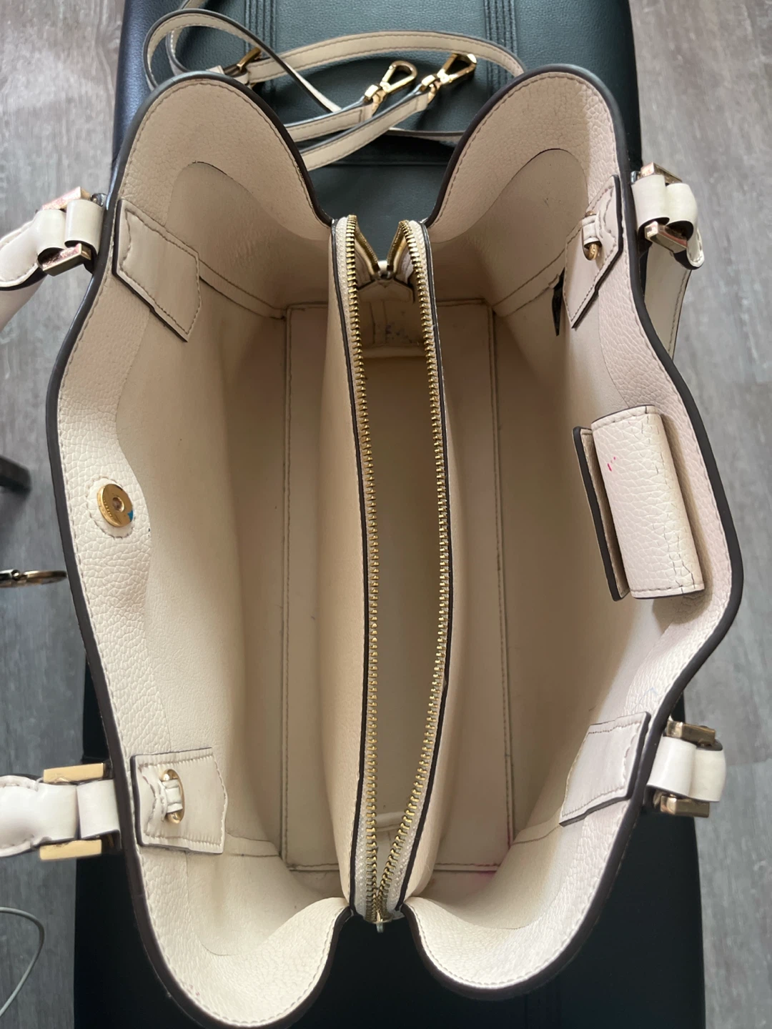 Micheal Kors cream coloured purse with paint - photo 3