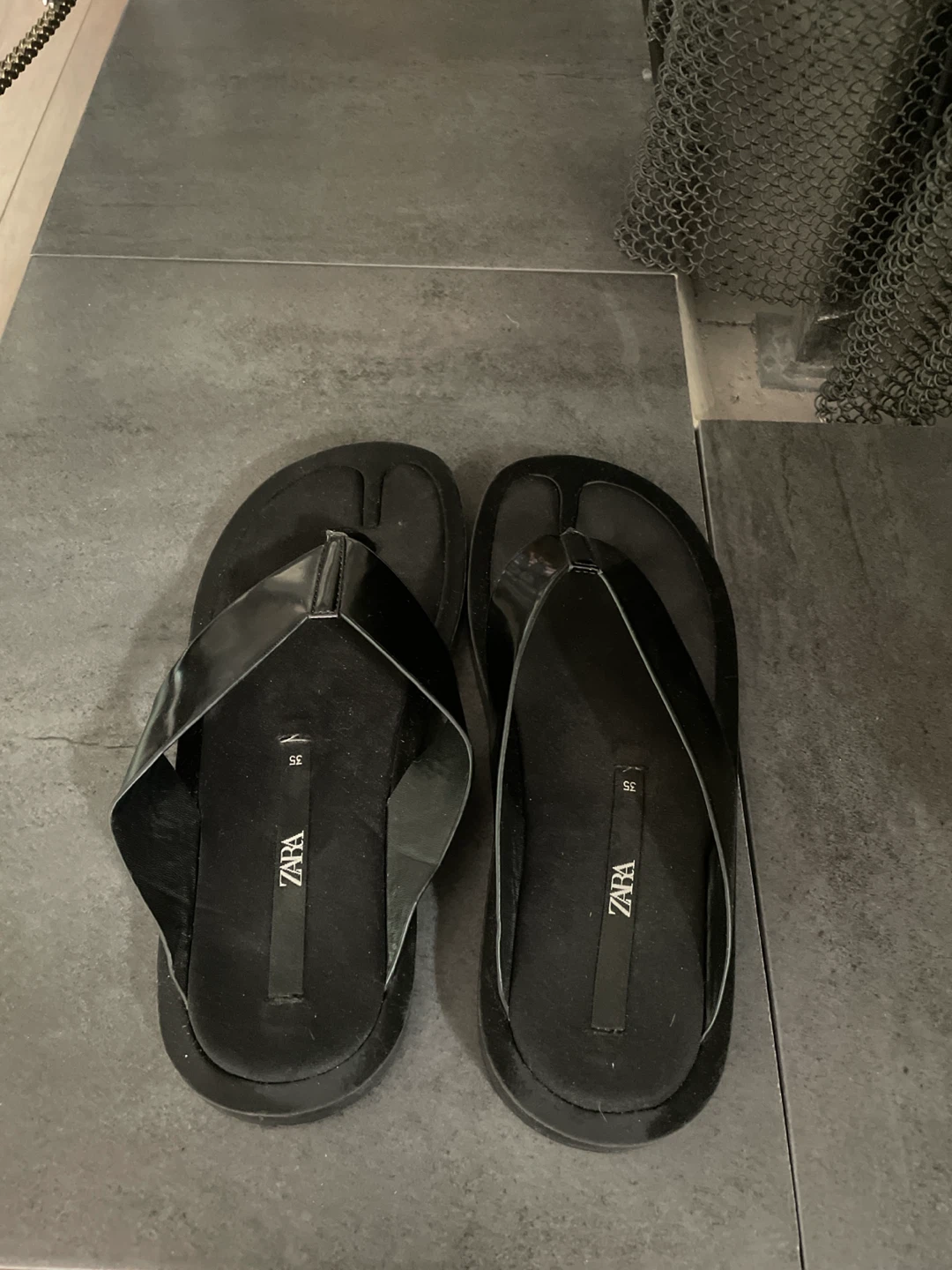 Zara Black Flip Flop Sandals - photo 2