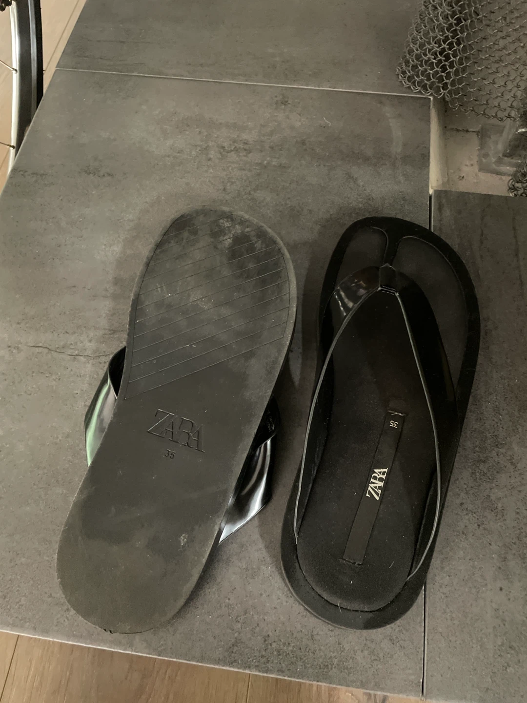 Zara Black Flip Flop Sandals - photo 3