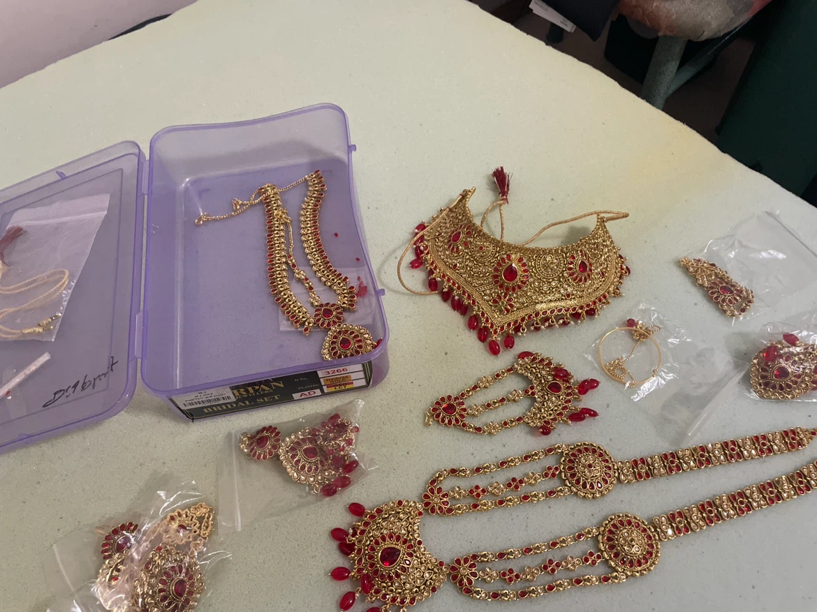 Gold-coloured necklace set with red stones - photo 2