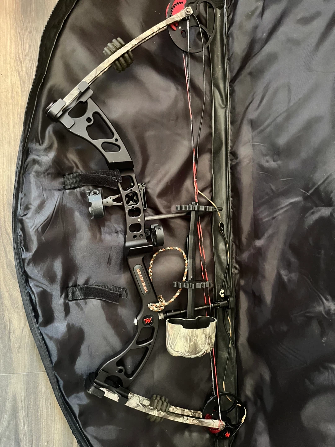 Winchester Laredo Compound Bow Package – Free 14 Arrows