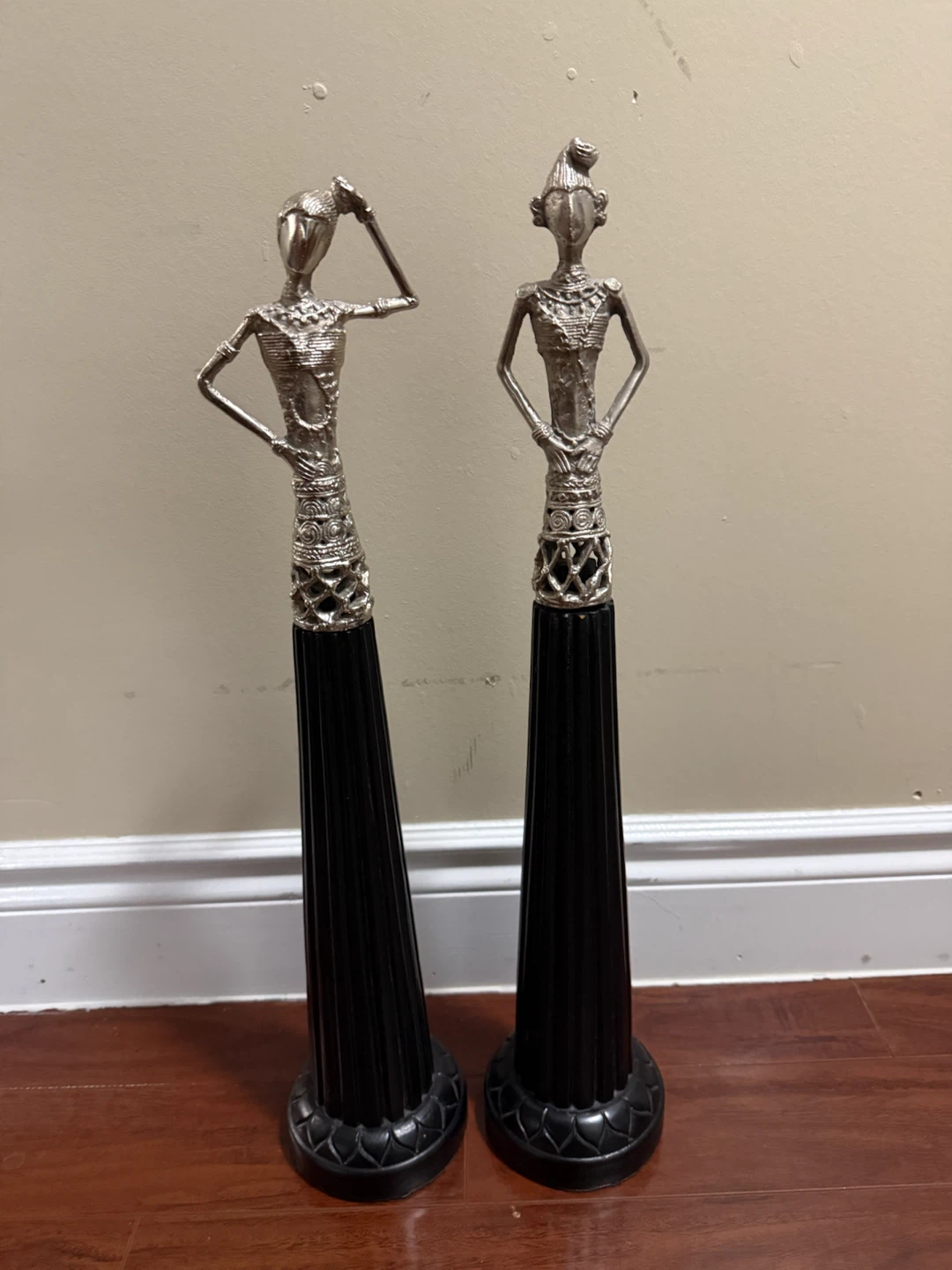 Set of 2 Decorative Figures