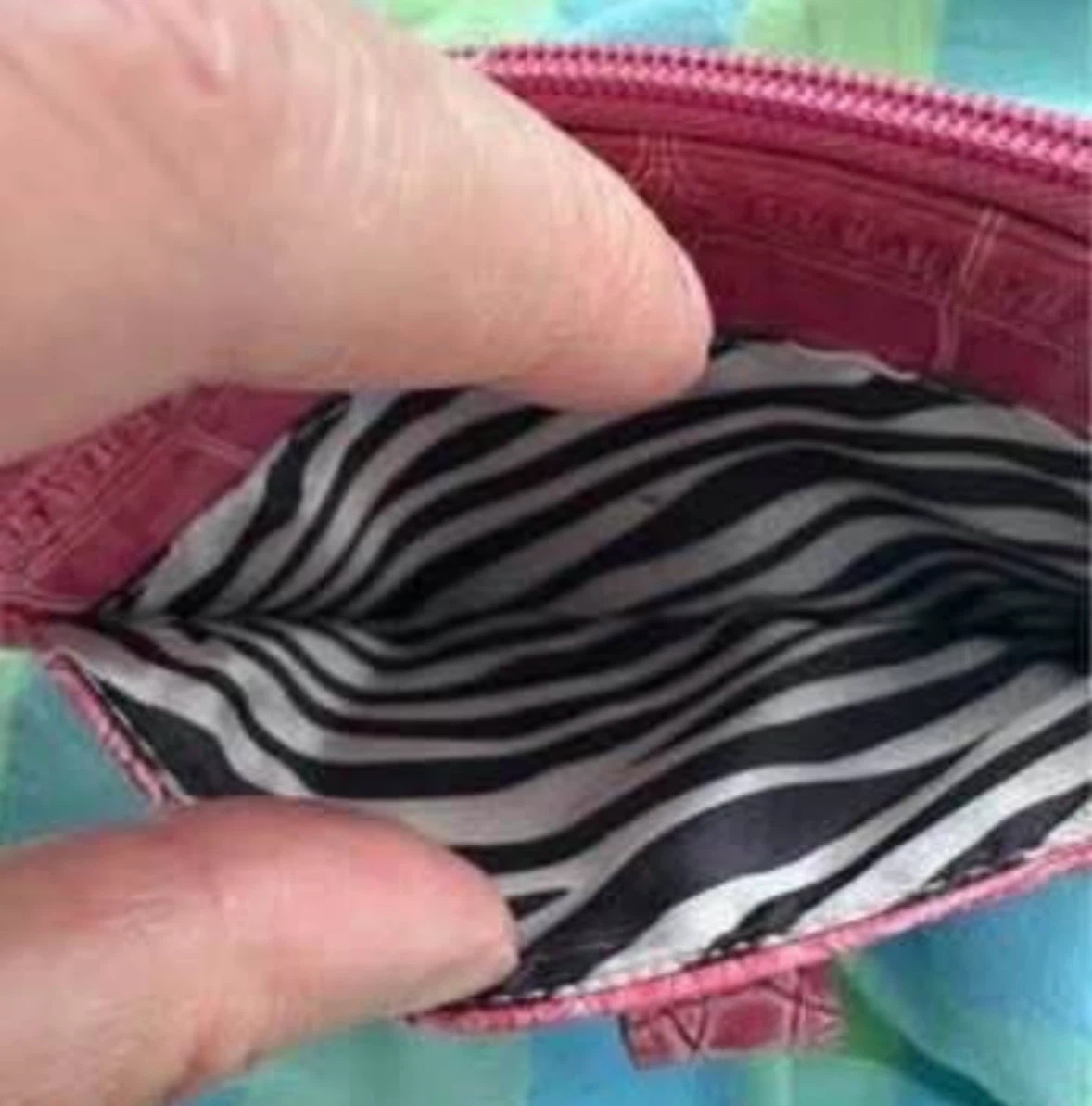 Guess wallet (Good condition) (Giving away for Free) - photo 3