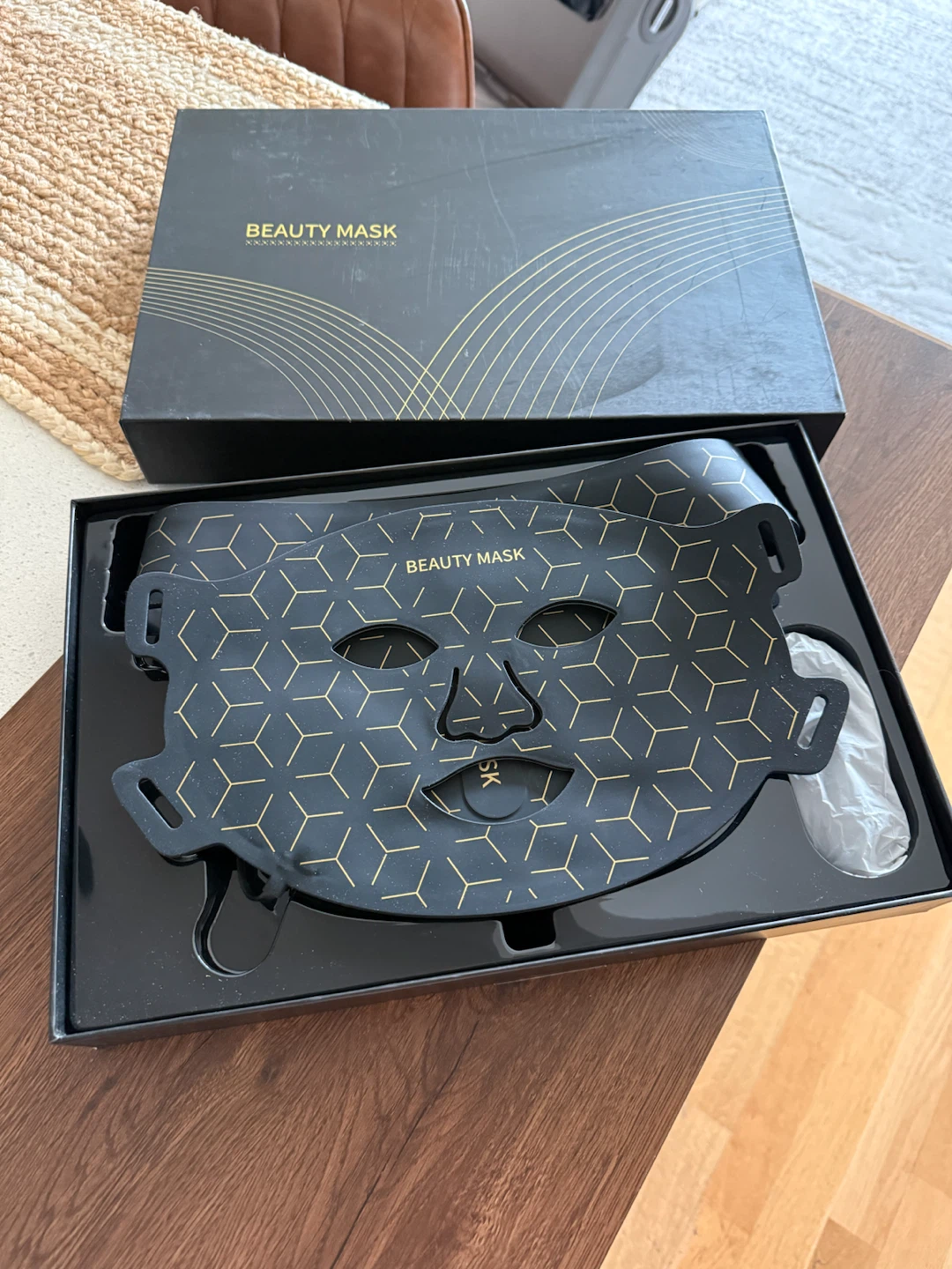 LED Light Therapy Beauty Mask with Neck Attachment