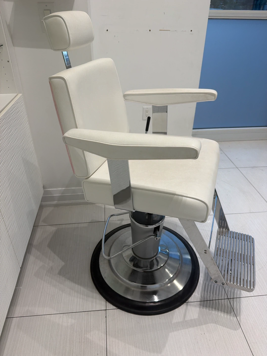 White Barber Chair - photo 2