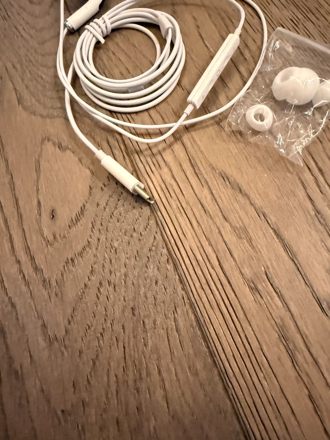 White Wired Earphones with Mic - photo 3