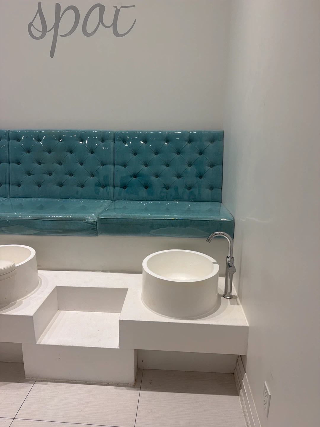 6 Pedicure sinks