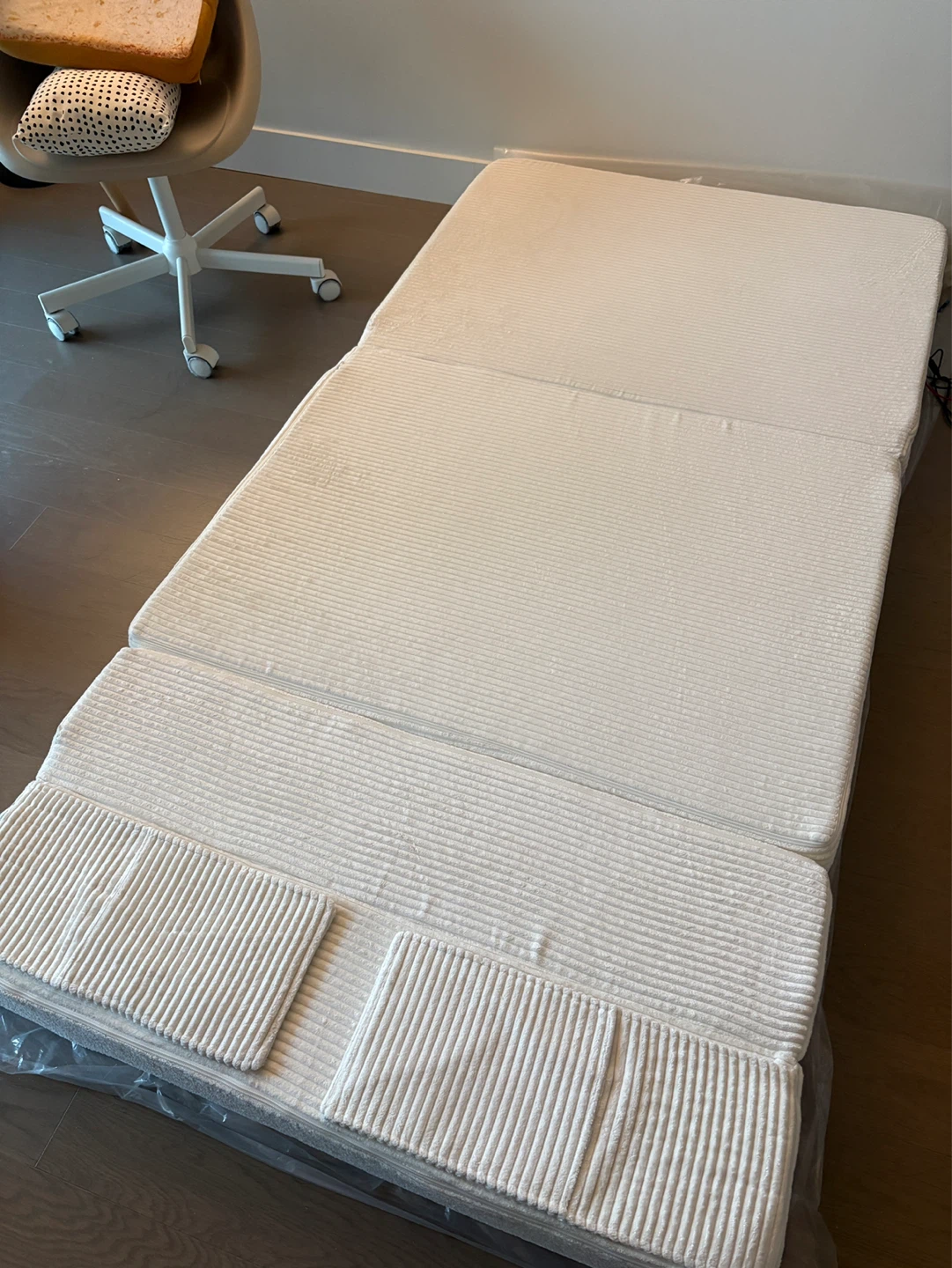 White Foldable Foam Sleeper Couch twin - photo 3