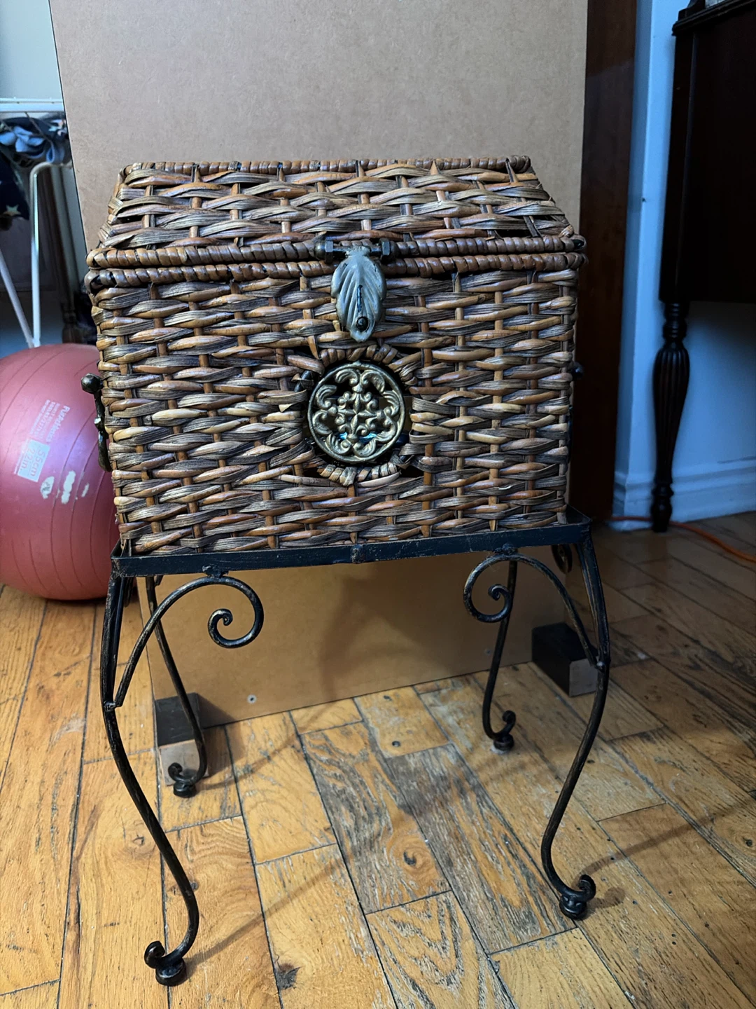 Wicker Storage Chest with Decorative Stand