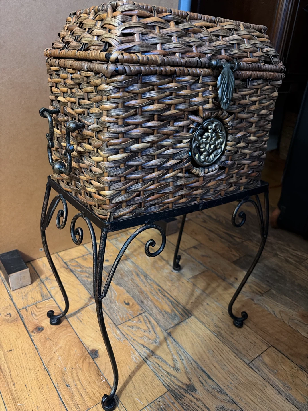 Wicker Storage Chest with Decorative Stand - photo 3