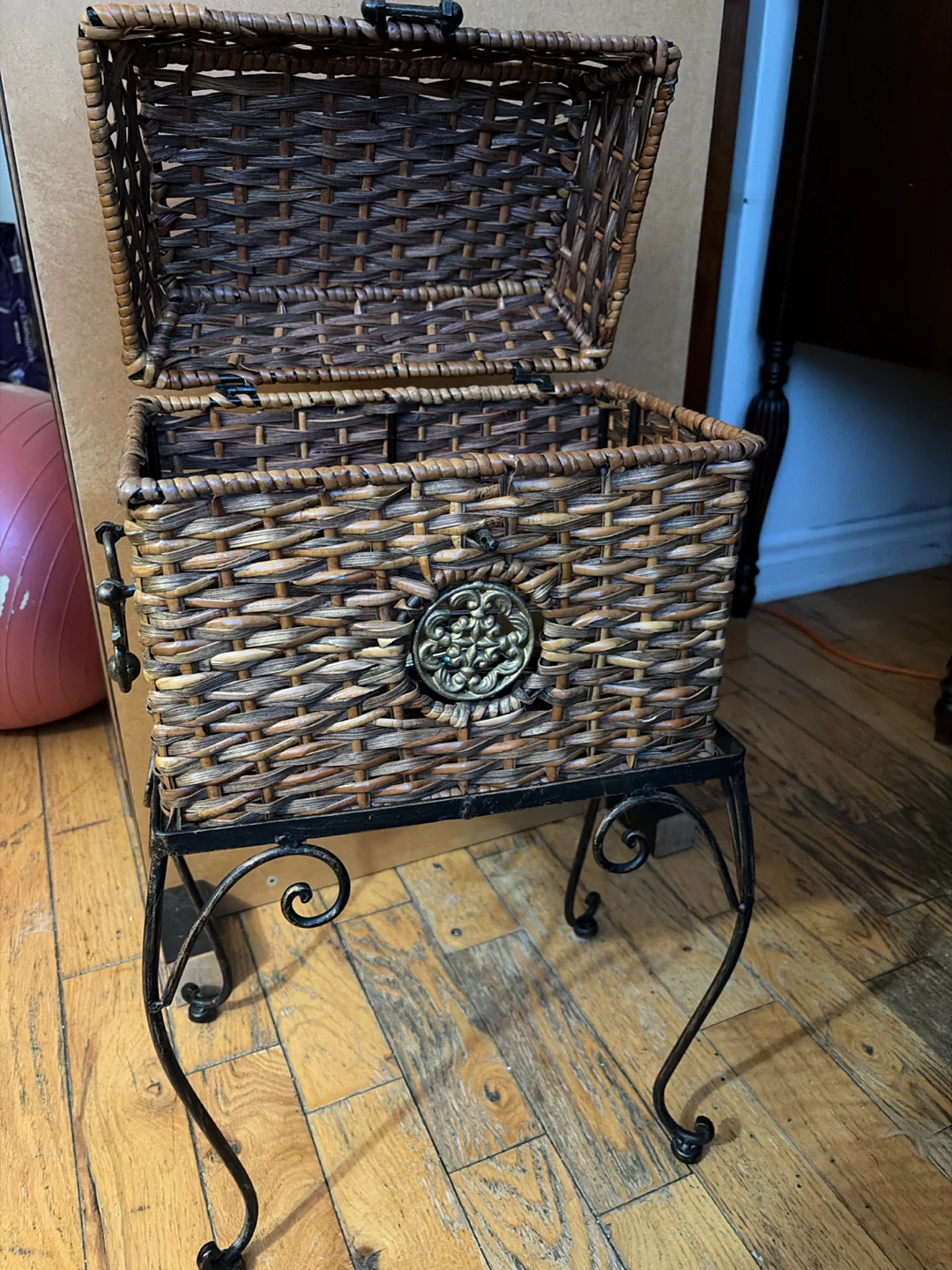 Wicker Storage Chest with Decorative Stand - photo 4