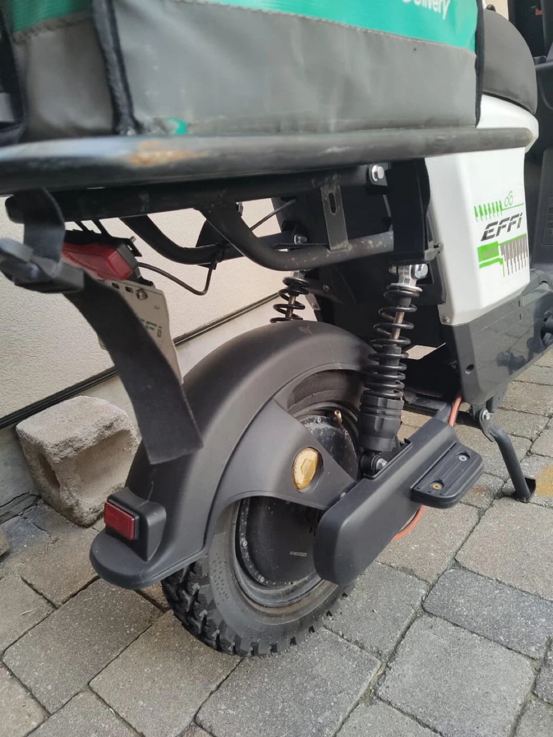 Effi Electric Scooter with Fentuan Delivery Box - photo 4