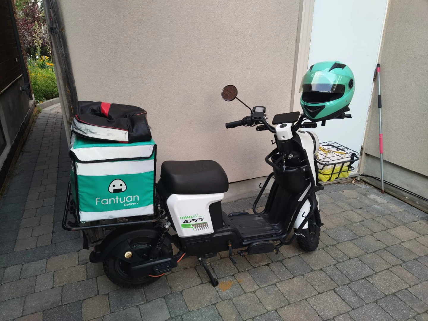 Effi Electric Scooter with Fentuan Delivery Box - photo 2