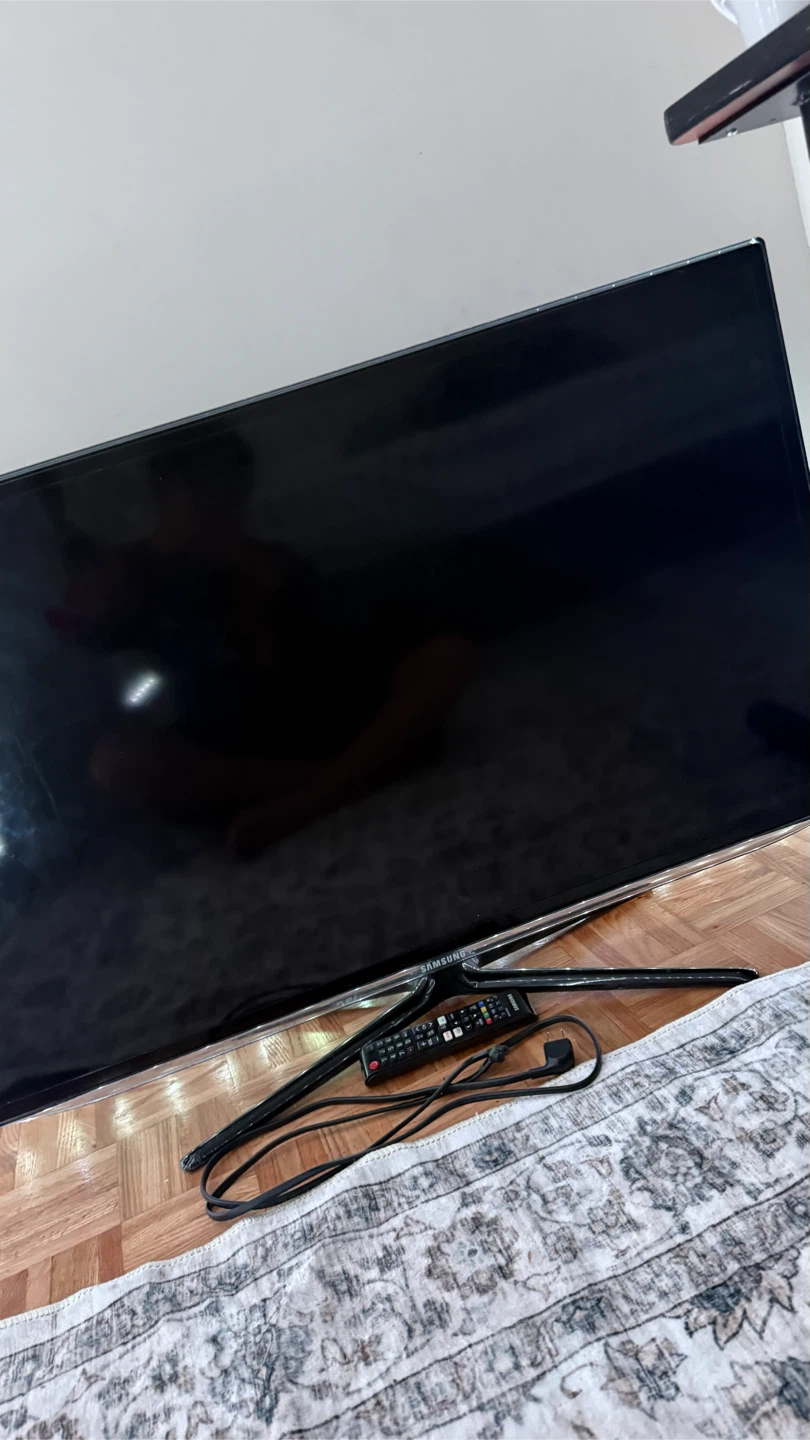 Samsung Smart TV with Remote and cable.