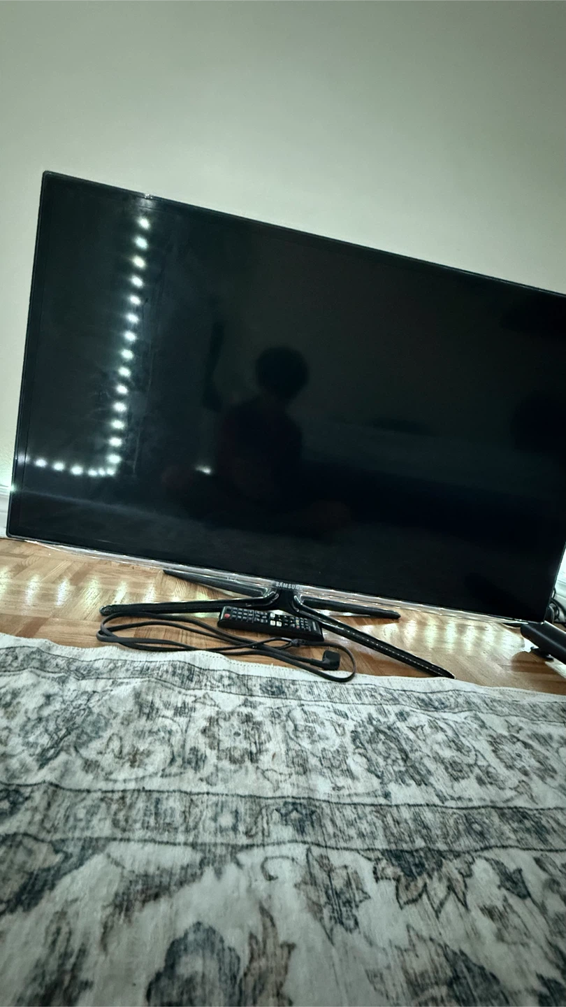 Samsung Smart TV with Remote and cable. - photo 2