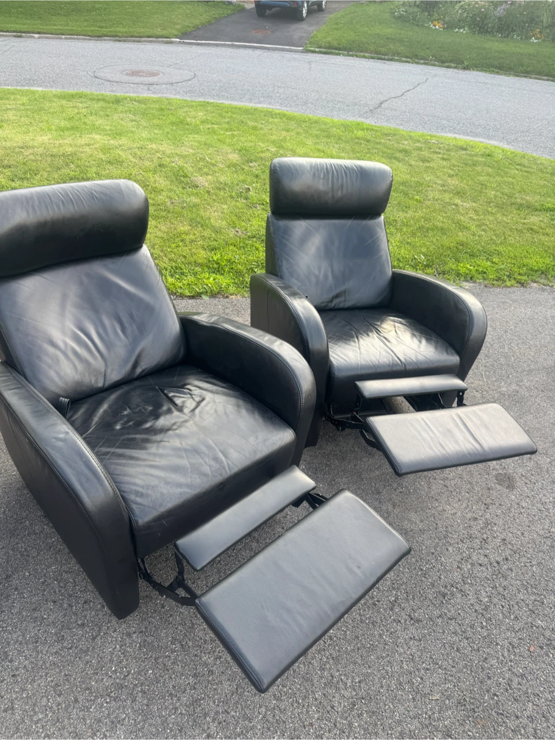 Pair of Black Leather Recliner Chairs - photo 2