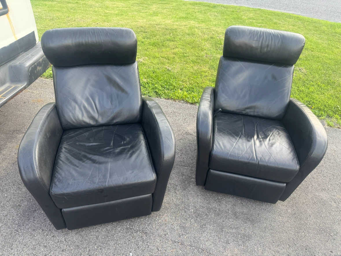 Pair of Black Leather Recliner Chairs - photo 3