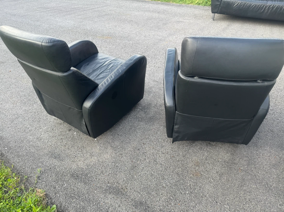 Pair of Black Leather Recliner Chairs - photo 4