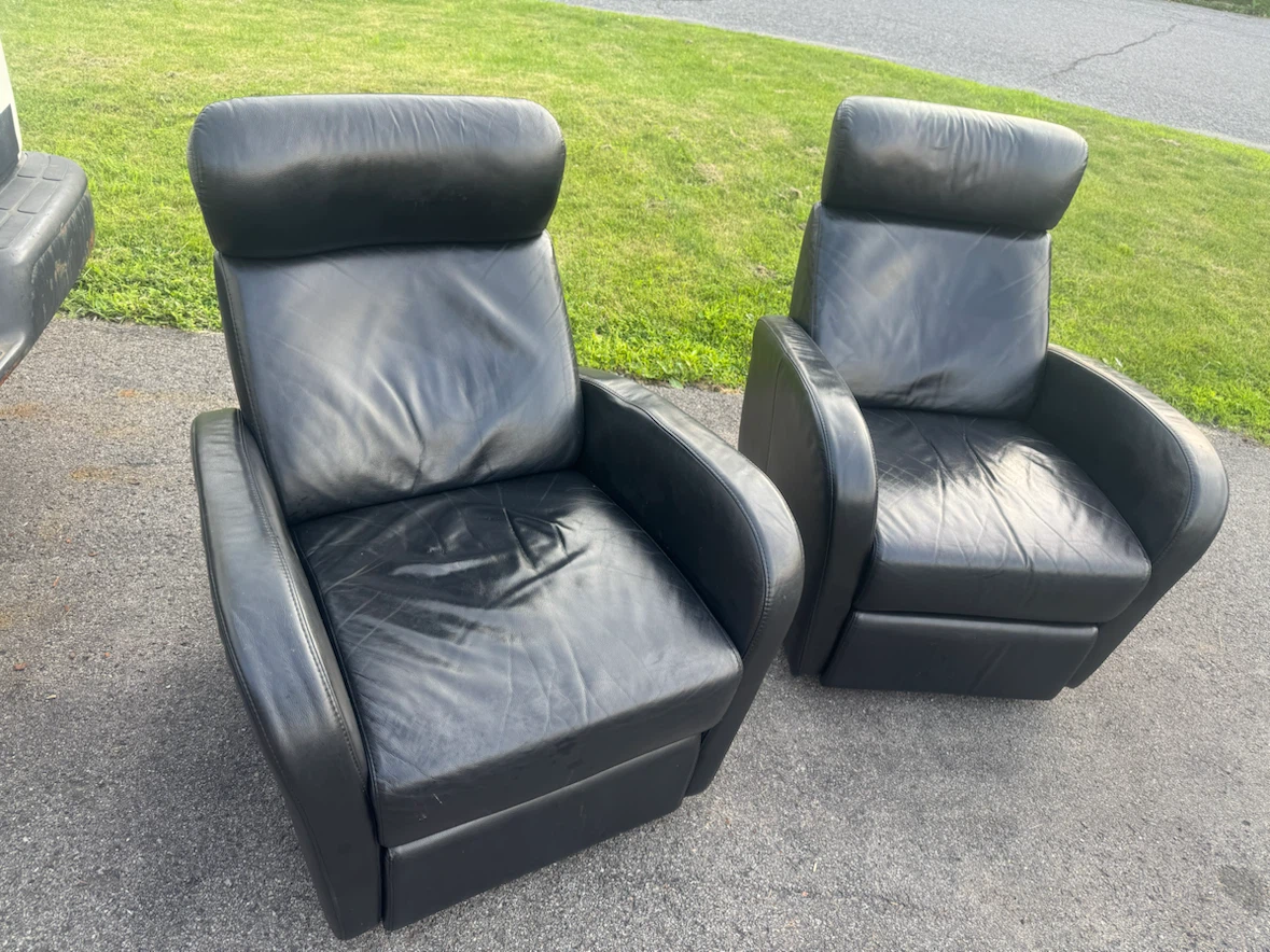 Pair of Black Leather Recliner Chairs - photo 5