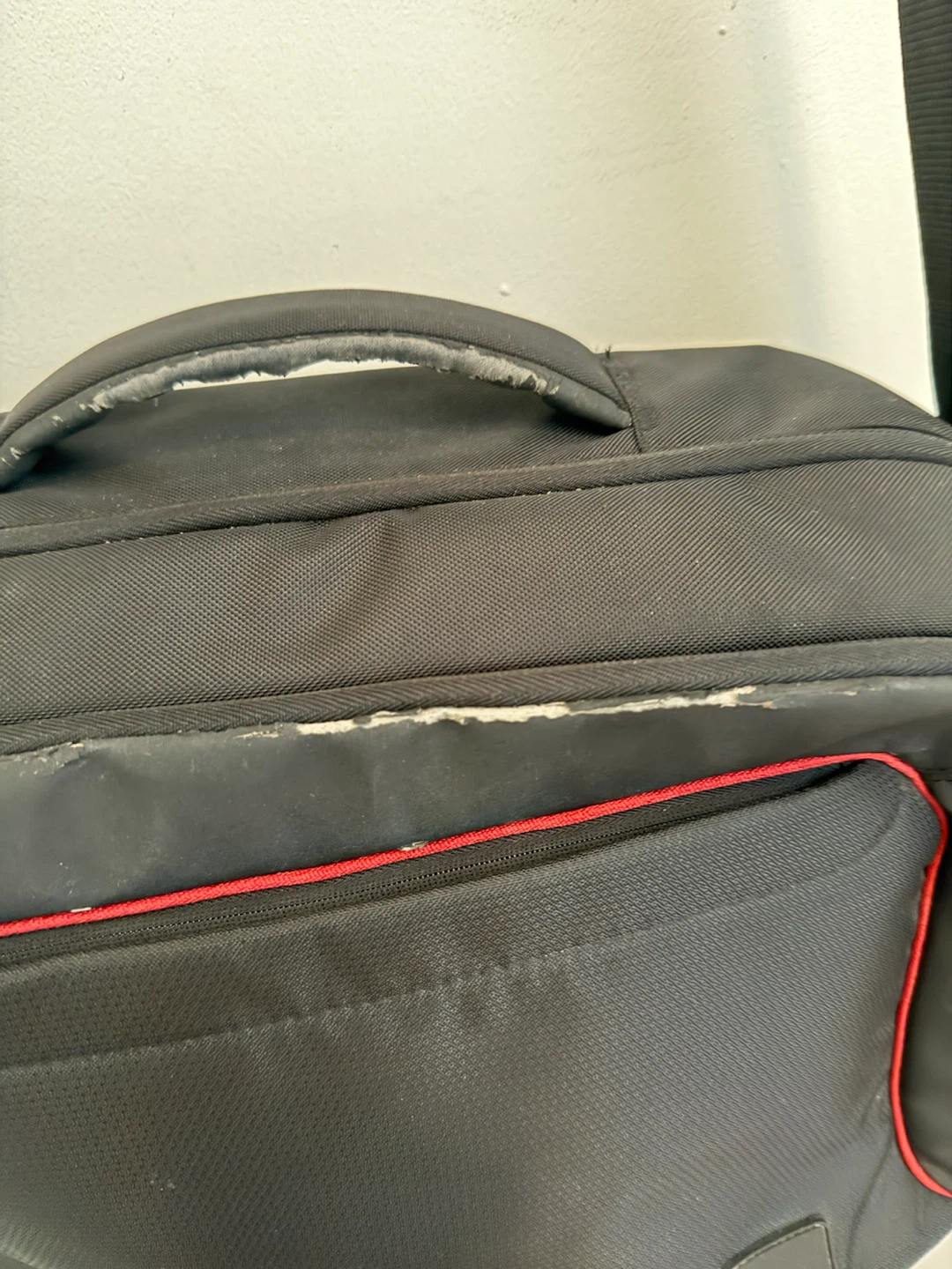 Black Belkin Laptop Bag with Red Trim - photo 2
