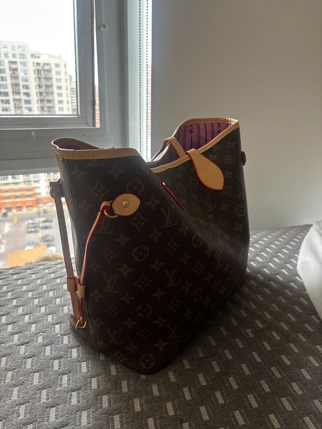 Discontinued pink interior LV Monogram Canvas Neverful MM Tote