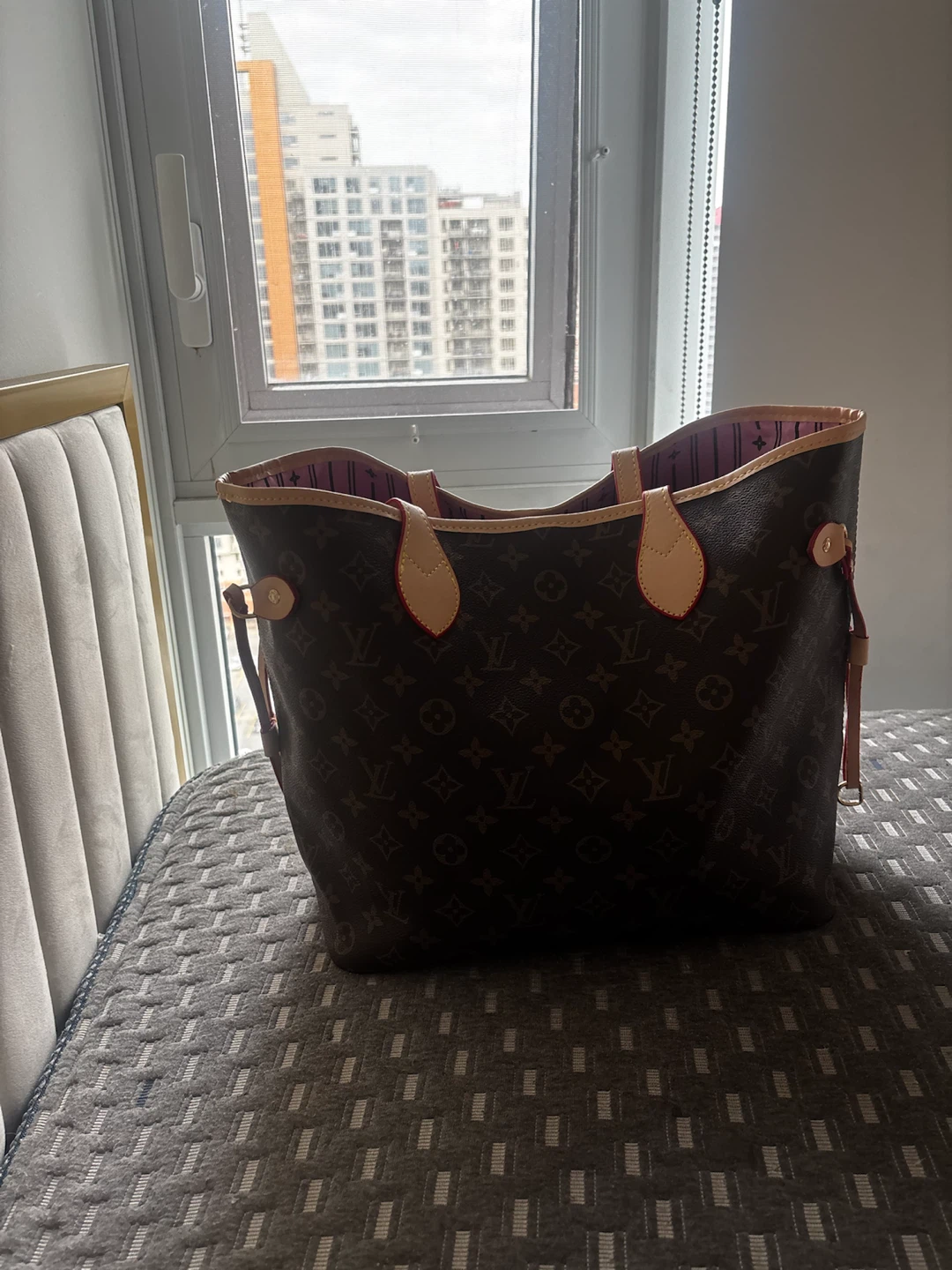 Discontinued pink interior LV Monogram Canvas Neverful MM Tote - photo 2