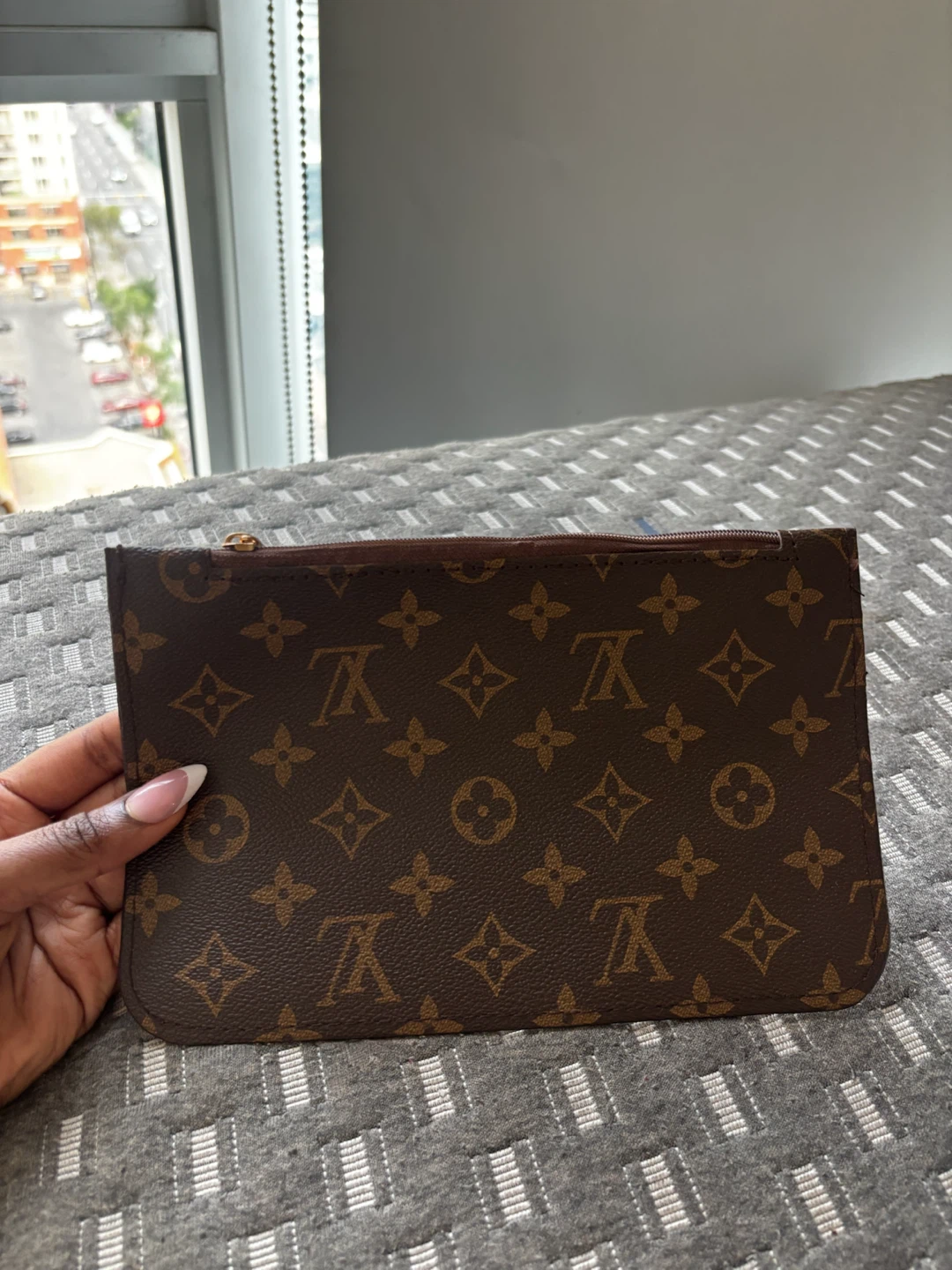 Discontinued pink interior LV Monogram Canvas Neverful MM Tote - photo 3