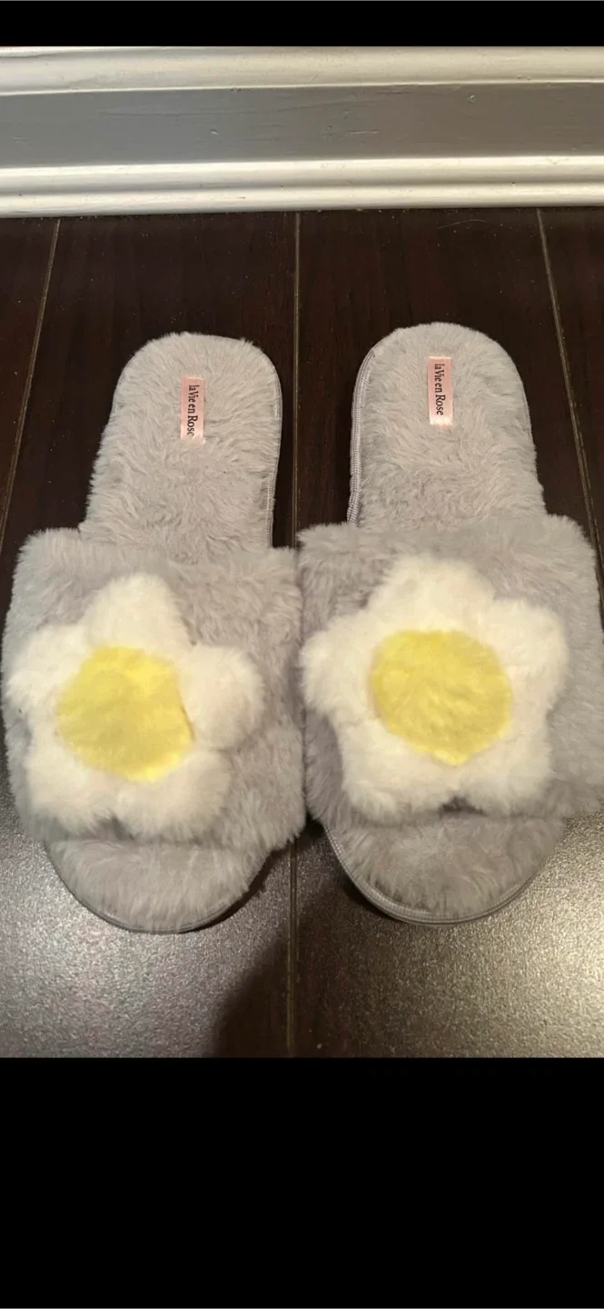 La Vie en Rose Grey Fuzzy Slippers with Flower Detail