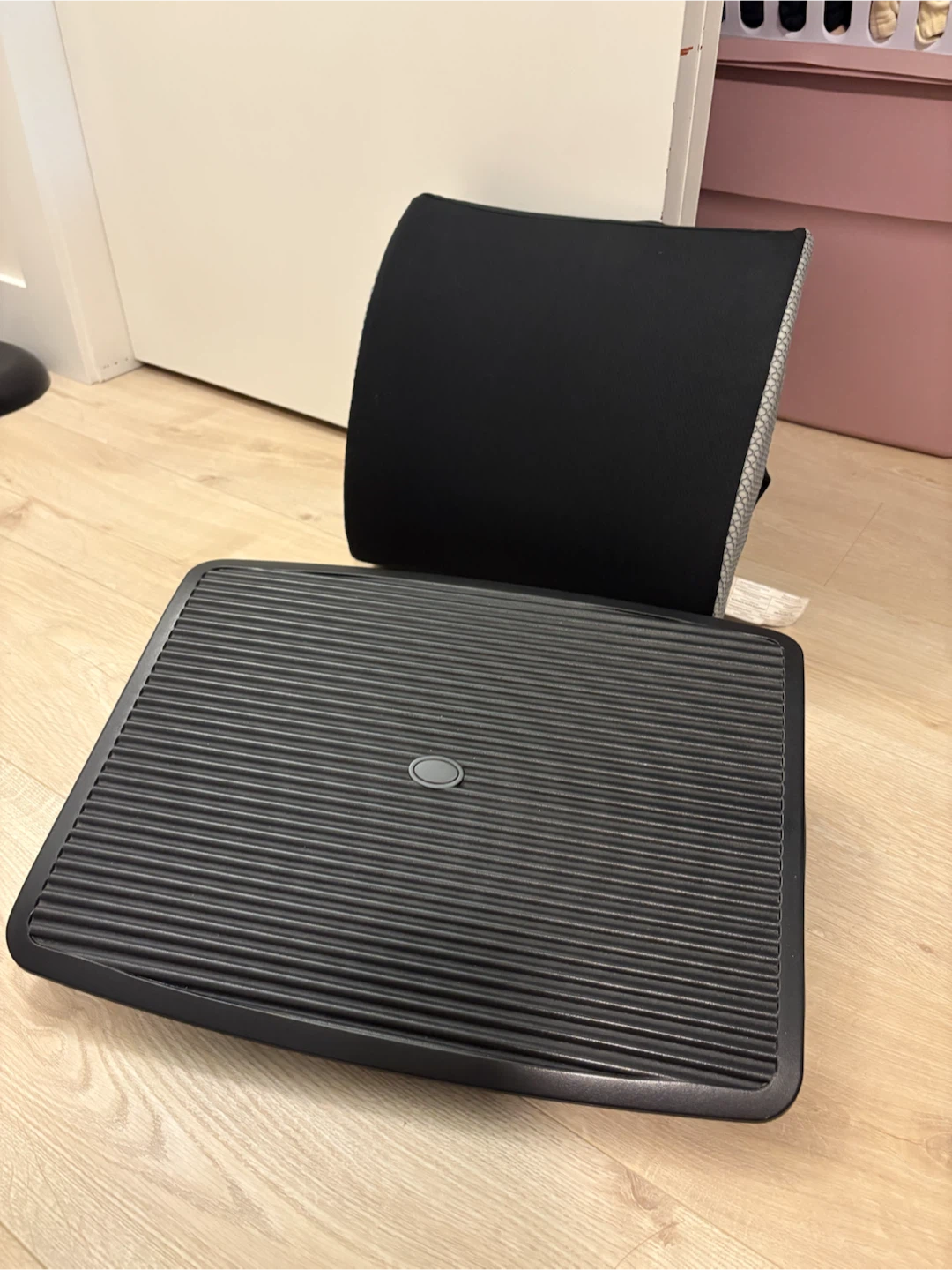 Ergonomic Footrest + FREE Samsonite Lumbar Support Cushion)