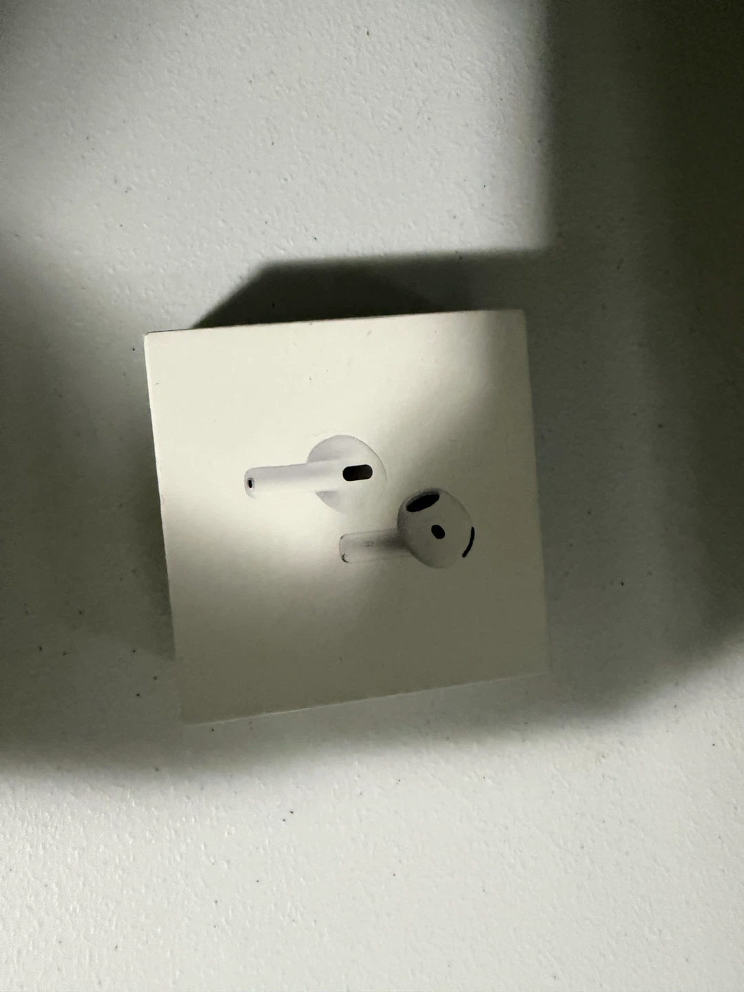 Apple AirPods 4  active noise cancellation