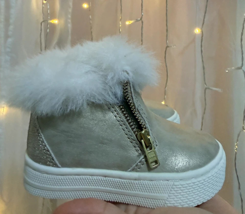Baby Girls Winter Boots - Gold Glitter & Fur Trim- Size 5 - photo 2