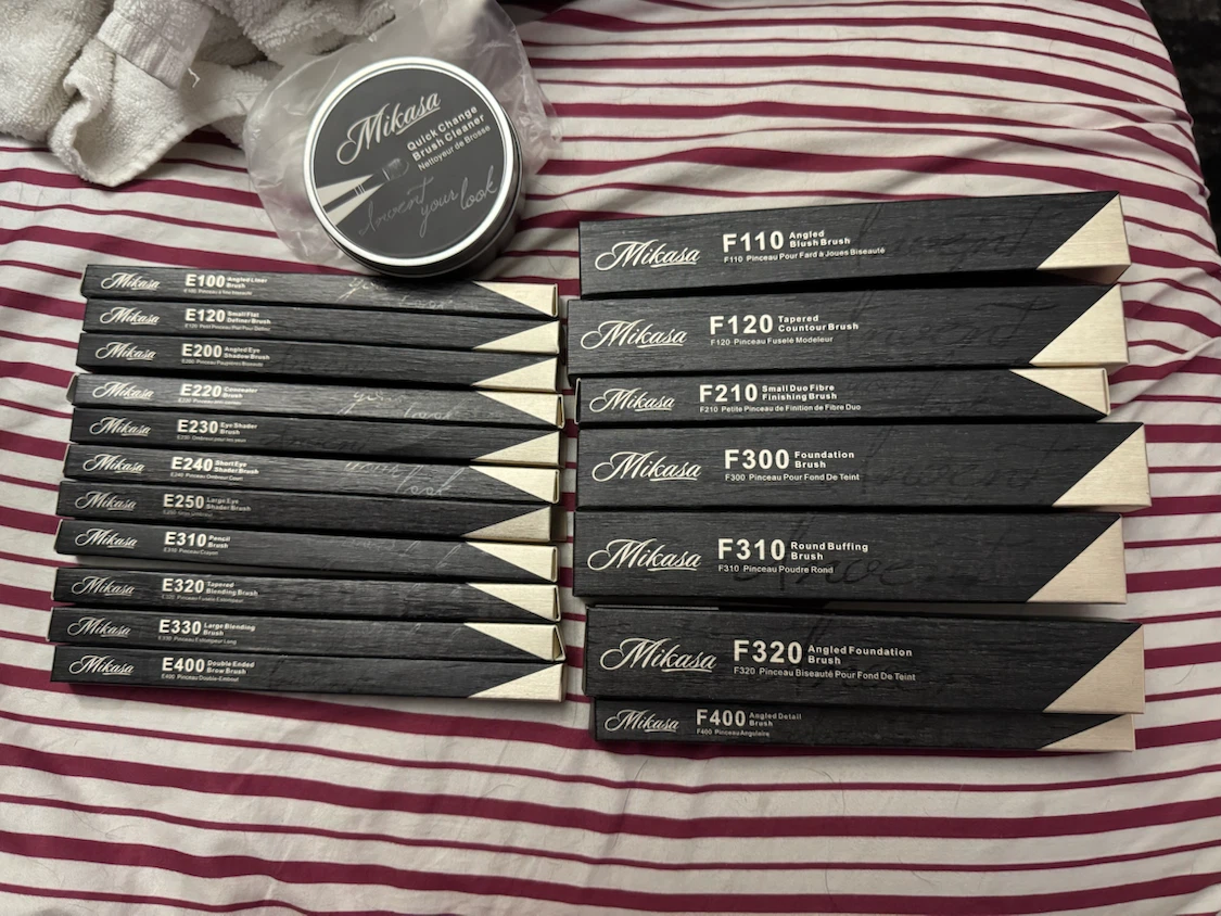 18pc Mikasa  Brush Cleaner & Makeup Brushes