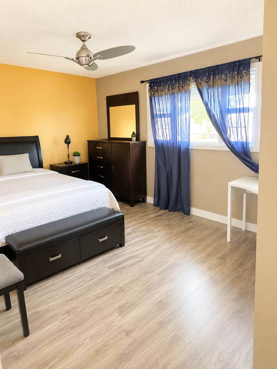 Rooms for rent in House