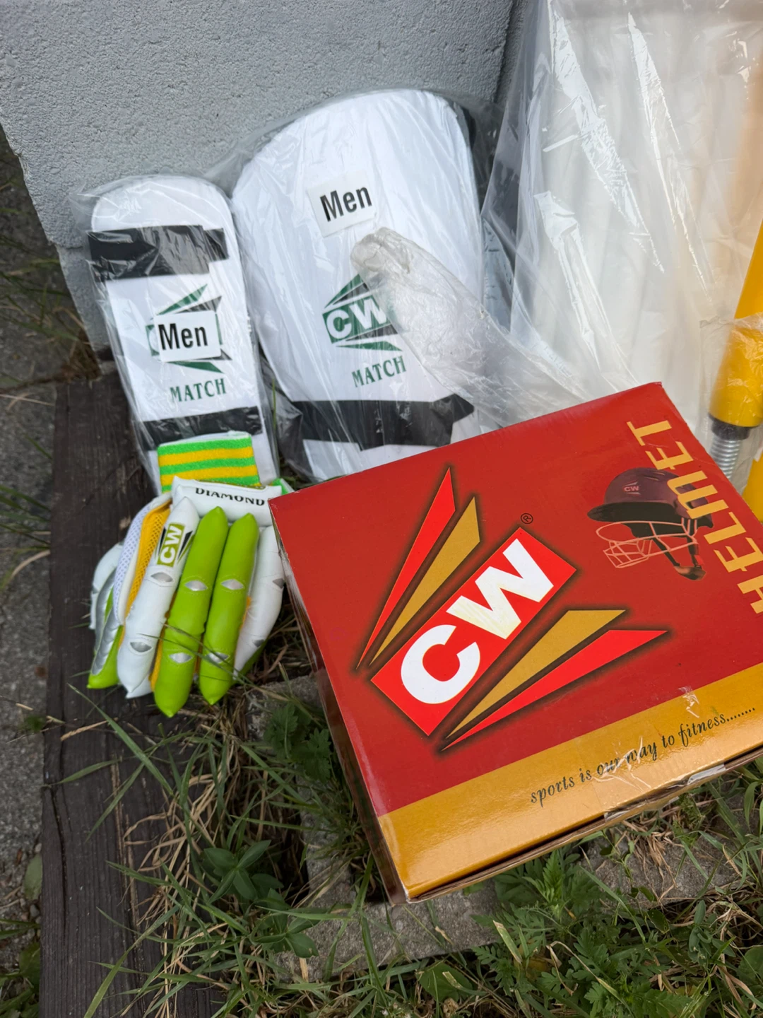 GM Cricket Set with Helmet, Pads, Bat, Gloves and Stumps - photo 3